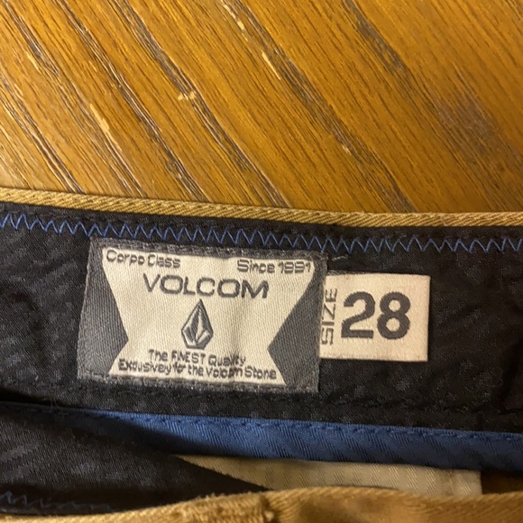 Men’s Volcom Regular Fit Khaki Shorts - Picture 2 of 3